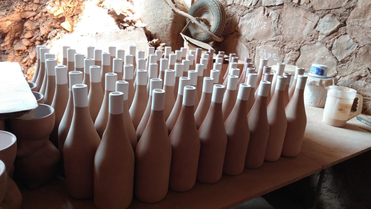 Botellas en mesa